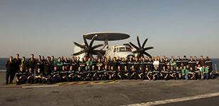 E-2C Hawkeye de la 4.F sur le Charles de Gaulle. (©Marine Nationale)