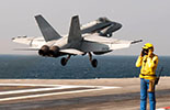 Touch & go d'un F/A-18C Hornet de la VFA-34 Blue Blasters en provenance de l'USS Abraham Lincoln sur le Charles de Gaulle. (©Marine Nationale)