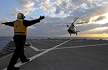 Appontage d'un AS.365F Dauphin sur l'USS Mount Whitney. (©US Navy)