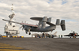 Entrainement à l'appontage d'un E-2C Hawkeye sur le Charles de Gaulle. (©Marine Nationale)