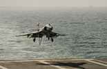 Entrainement à l'appontage d'un SEM sur le Charles de Gaulle. (©Marine Nationale)