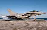 Catapultage du premier Rafale M F3 (avec nacelle de Reco-NG) engagé dans l'Opération Harmattan depuis le Charles de Gaulle. (©Marine Nationale)