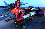 Missile air-air Mica sur le point d'être monté sur un Rafale M F3 engagé dans l'Opération Harmattan depuis le Charles de Gaulle. (©Marine Nationale)