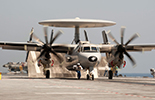 E-2C Hawkeye au catapultage depuis le Charles de Gaulle. (©Marine Nationale)