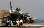 Rafale M F3 (avec une nacelle de ravitaillement en point central) au catapultage depuis le Charles de Gaulle. (©Marine Nationale)