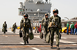 Équipage d'Hawkeye marchant vers leur avion. (©Marine Nationale)