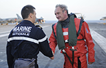 Le ministre de la défense Gérard Longuet à bord du Charles de Gaulle. (©Marine Nationale)