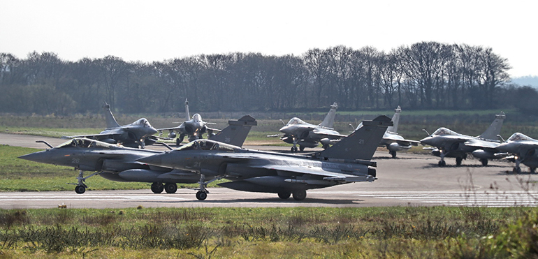 Les huit Rafale M F3 de la 12.F engagés dans l'Opération Harmattan. Ils sont en train de se préparer à décoller depuis la BAN Landivisiau. (©Delta Reflex)