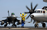 Rafale M F3 et E-2C Hawkeye sur le Charles de Gaulle. (©Marine Nationale)