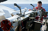 Installation d'un missile Mica sous l'aile d'un Rafale M F3. (©Marine Nationale)