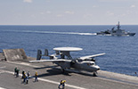 Catapultage d'un E-2C Hawkeye sous la vigilance de l'Aconit. (©Marine Nationale)