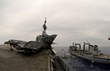 Ravitaillement à la Mer du Charles de Gaulle par la Meuse. (©Marine Nationale)