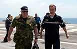 Le 5 mai 2011, le général de corps d’armée Charles Bouchard (Canada), commandant l’opération Unified Protector,  s’est rendu à bord du porte-avions Charles de Gaulle. (©Marine Nationale)