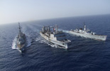 C’est en compagnie de la frégate anti sous-marine Montcalm et de la frégate bulgare Drazki que le 3.000ème et 3.001ème ont été conduits le 4 mai au large des eaux libyennes. (©Marine Nationale)
