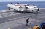 C-2A Greyhound de l'U.S.Navy (VRC-40 "Rawhides") en provenance du porte-avions USS Eisenhower (CVN-69) roulant sur le pont du Charles de Gaulle. (©Marine Nationale)