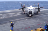 C-2A Greyhound de l'U.S.Navy (VRC-40 "Rawhides") en provenance du porte-avions USS Eisenhower (CVN-69) roulant sur le pont du Charles de Gaulle. (©Marine Nationale)