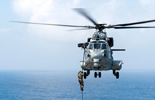 Dépose de commandos par un EC725 Caracal de l'Armée de l'air sur le pont du Charles de Gaulle. (©Marine Nationale)