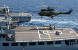 Ravitaillement à la mer entre le Jean Bart et la Marne. Un Puma de l'ALAT effectue un VERTREP. (©Marine Nationale)