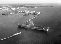 Le porte-avions Clemenceau arrive � Dakar (14 f�vrier 1961). (�Marine Nationale)