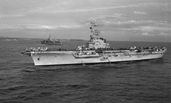 Le porte-avions Clemenceau arrive � Las Palmas, avec son sistership le Foch (21 f�vrier 1969). (Marine Nationale)