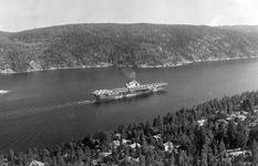 Le porte-avions Clemenceau, en route vers Oslo, navigue dans les fjords de Norv�ge (18 juin 1970). (Marine Nationale)