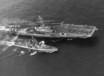 Le porte-avions Clemenceau et l'escorteur d'escadre Bouvet en ravitaillement à la mer (18 juin 1974). (©Marine Nationale)