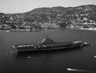 Le porte-avions Clemenceau au mouillage  Villefranche-sur-Mer (14 mars 1976). (Marine Nationale)