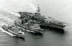 Le p�trolier-ravitailleur Meuse en ravitaillement � la mer avec la fr�gate Georges Leygues et le porte-avions Clemenceau (28 mai 1981). (Marine Nationale)