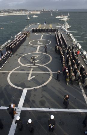 Le pont du PH Jeanne d'Arc lors de l'appareillage. (Marine Nationale)