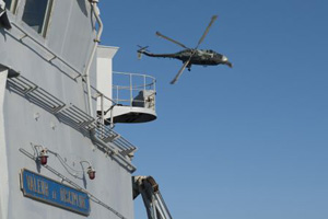 Arrivée du Lynx de la marine brésilienne transportant l'Amirante Gastao Motta. (©Marine Nationale)