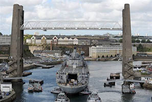 Le pont de Recouvrance a été levé cet après-midi pour permettre le passage de l’ancien porte-hélicoptères. (©Marine Nationale)