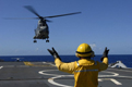 Appontage d'un SA.330 Puma sur la Jeanne d'Arc. (©Marine Nationale)