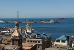 La Jeanne d'Arc et le Courbet en escale à Valparaiso. (©Marine Nationale)