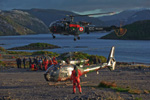 Noria d'hélicoptères pour aider l'expédition Ultima Patagonia. (©Marine Nationale)