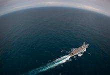 Le PH Jeanne d'Arc à pleine vitesse. (©Marine Nationale)