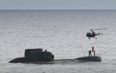 European Cadet Training : exercice d'hélitreuillage sur un sous-marin allemand. (©Marine Nationale)