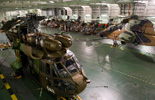Une partie du GAM dans le hangar du BPC Mistral. (©Ministère de la Défense)