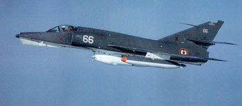 Etendard IVM N°66 de la flottille 11.F photographié dans le ciel du Midi en juillet 1975. Cet appareil est devenu quelques années plus tard l'Etendard IVPM N°166. (D.Frairot via M.Cristescu)