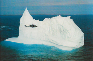 WG-13 Lynx survolant un iceberg lors du transit du PH Jeanne d'Arc entre New York et le Québec. (©DR via Alabordache.fr)