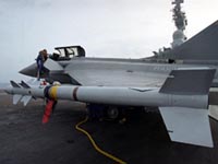 Missile Magic 2 monté en extrémité d'aile sur un Rafale M F1 (12.F) embarqué sur le Charles de Gaulle lors de l'opération Héraclès en 2001-2002. (©Marine Nationale)