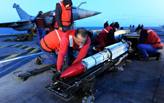 Missile MICA EM sur le point d'être monté sur un Rafale M F3 lors de l'Opération Harmattan. (©MBDA)