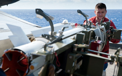 Missile MICA EM sur le point d'être monté sur un Rafale M F3 lors de l'Opération Harmattan. (©MBDA)